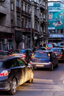 Şehrin şehir merkezinde trafik sıkışıklığında araba trafiği. Araba anketi