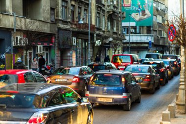 Şehrin şehir merkezinde trafik sıkışıklığında araba trafiği. Araba anketi