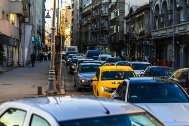 Şehrin şehir merkezinde trafik sıkışıklığında araba trafiği. Araba anketi