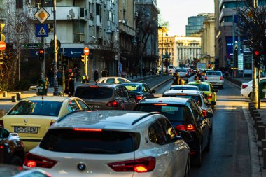 Şehrin şehir merkezinde trafik sıkışıklığında araba trafiği. Araba anketi