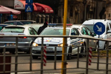 Polis arabası (Politia Rutiera) Bu şehir merkezinde bir kavşakta park halinde.