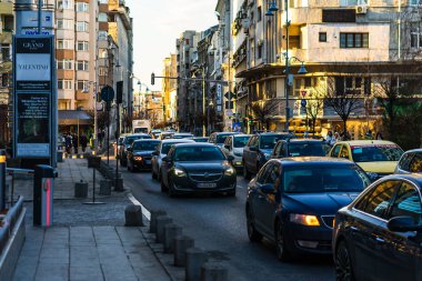 Şehrin şehir merkezinde trafik sıkışıklığında araba trafiği. Araba anketi