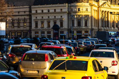 Şehrin şehir merkezinde trafik sıkışıklığında araba trafiği. Araba anketi