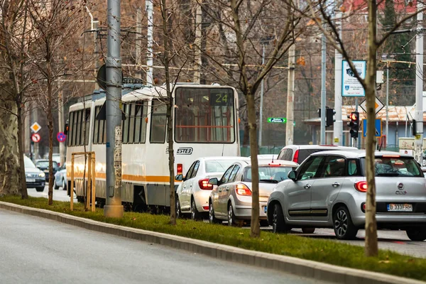 El tráfico de coches y el viejo tranvía en las pistas en hora punta en downto —  Fotos de Stock