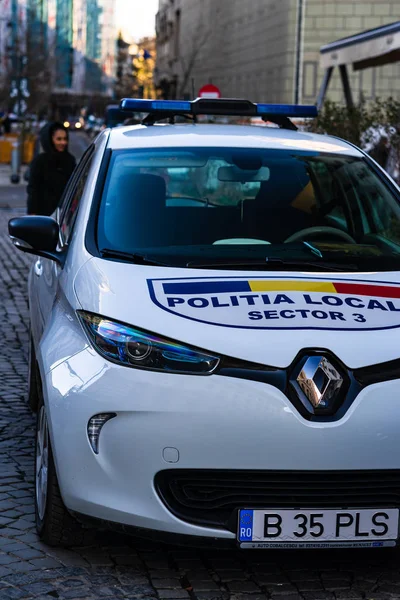 Coche de policía (Politia Rutiera) estacionado en un cruce en el centro de Bu — Foto de Stock