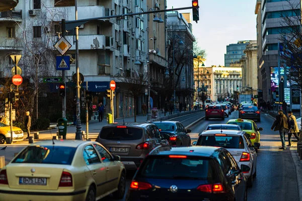 Tráfico de coches en hora punta en el centro de la ciudad. Coche pollu — Foto de Stock