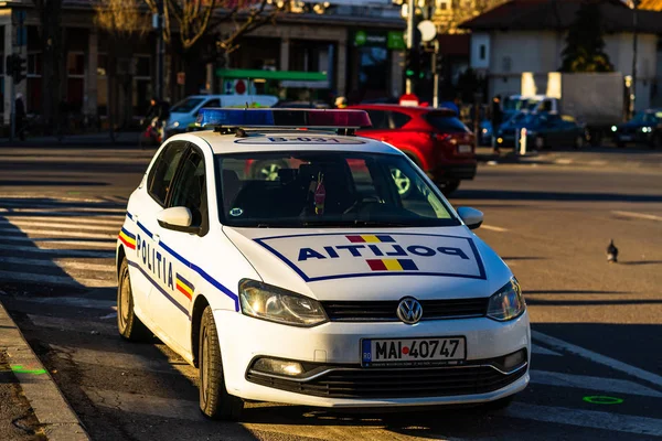 Coche de policía (Politia Rutiera) estacionado en un cruce en el centro de Bu — Foto de Stock