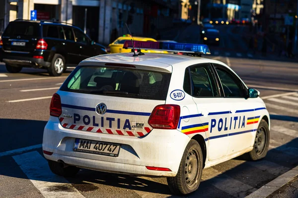 Полицейская машина (Politia Rutiera) припаркована на перекрестке в центре города Бу — стоковое фото