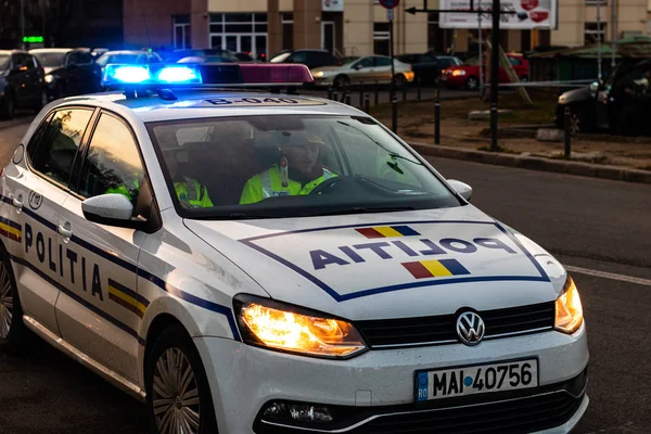 Polizeiauto mit Blaulicht an einer Kreuzung in der Innenstadt von Bu — Stockfoto