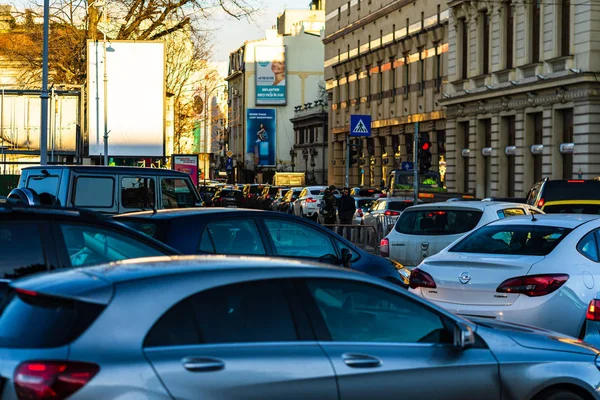 Car traffic at rush hour in downtown area of the city. Car pollu — Stock Photo, Image