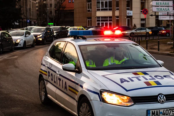 Polizeiauto mit Blaulicht an einer Kreuzung in der Innenstadt von Bu — Stockfoto