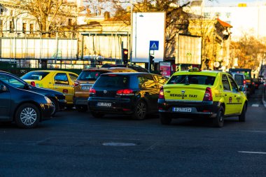 Şehrin şehir merkezinde trafik sıkışıklığında araba trafiği. Araba anketi
