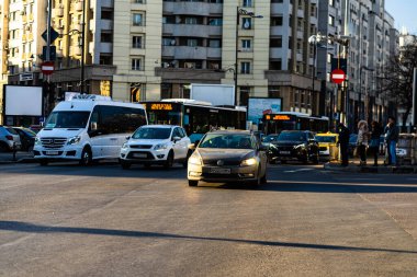 Şehrin şehir merkezinde trafik sıkışıklığında araba trafiği. Araba anketi