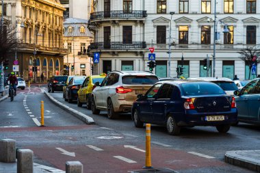 Şehrin şehir merkezinde trafik sıkışıklığında araba trafiği. Araba anketi