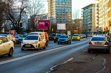Şehrin şehir merkezinde trafik sıkışıklığında araba trafiği. Araba anketi