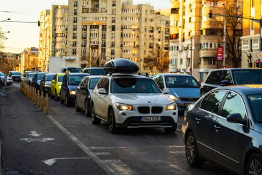 Şehrin şehir merkezinde trafik sıkışıklığında araba trafiği. Araba anketi