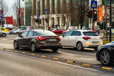 Şehrin şehir merkezinde trafik sıkışıklığında araba trafiği. Araba anketi