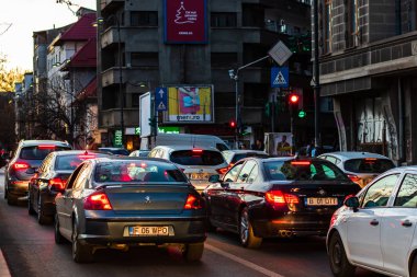 Şehrin şehir merkezinde trafik sıkışıklığında araba trafiği. Araba anketi
