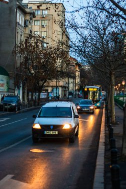 Şehrin şehir merkezinde trafik sıkışıklığında araba trafiği. Araba anketi
