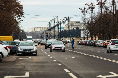 Şehrin şehir merkezinde trafik sıkışıklığında araba trafiği. Araba anketi
