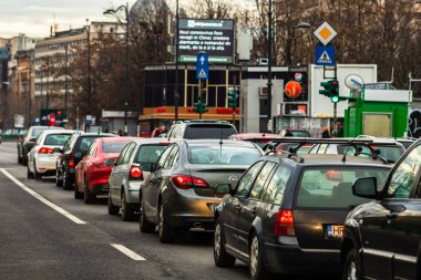 Şehrin şehir merkezinde trafik sıkışıklığında araba trafiği. Araba anketi