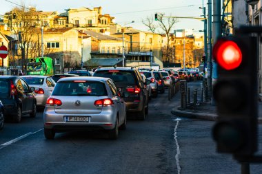 Trafik sıkışıkken kırmızı ışıkta durdu. Araba kirliliği, tr