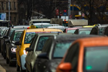 Şehrin şehir merkezinde trafik sıkışıklığında araba trafiği. Araba anketi