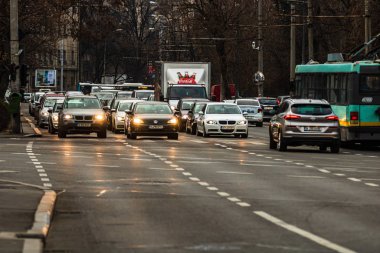 Şehrin şehir merkezinde trafik sıkışıklığında araba trafiği. Araba anketi