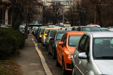 Şehrin şehir merkezinde trafik sıkışıklığında araba trafiği. Araba anketi