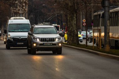 Şehrin şehir merkezinde trafik sıkışıklığında araba trafiği. Araba anketi