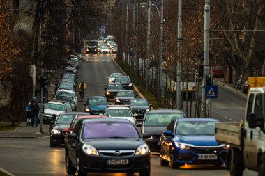 Şehrin şehir merkezinde trafik sıkışıklığında araba trafiği. Araba anketi