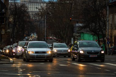Şehrin şehir merkezinde trafik sıkışıklığında araba trafiği. Araba anketi