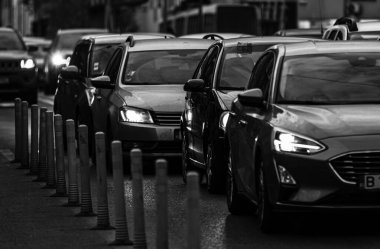 Şehrin şehir merkezinde trafik sıkışıklığında araba trafiği. Araba anketi