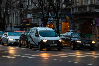 Şehrin şehir merkezinde trafik sıkışıklığında araba trafiği. Araba anketi