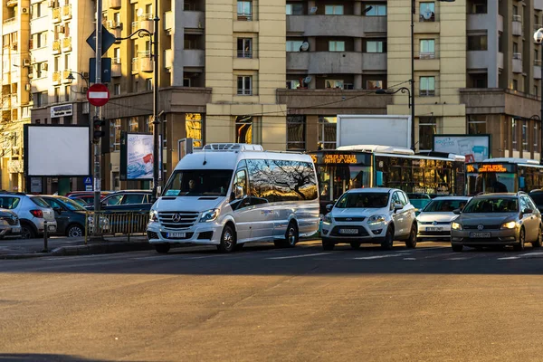 Tráfico de coches en hora punta en el centro de la ciudad. Coche pollu — Foto de Stock