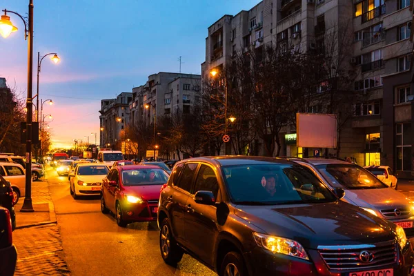 Auto verkeer in de spits in het centrum van de stad. Autopollu — Stockfoto