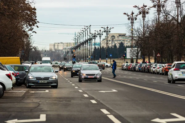 Автомобільний рух у годину пік в центрі міста. Пилок машин — стокове фото