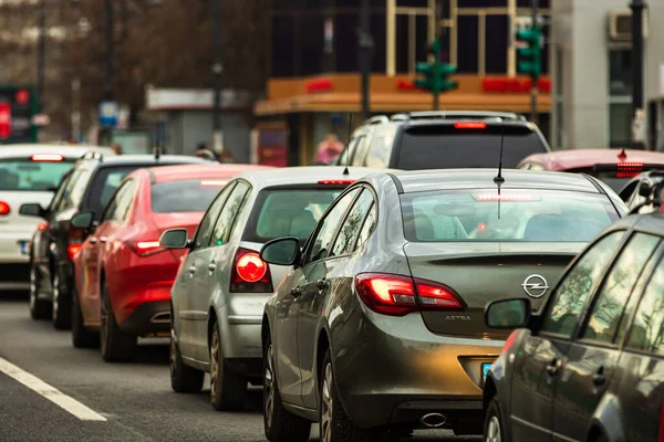 Şehrin şehir merkezinde trafik sıkışıklığında araba trafiği. Araba anketi