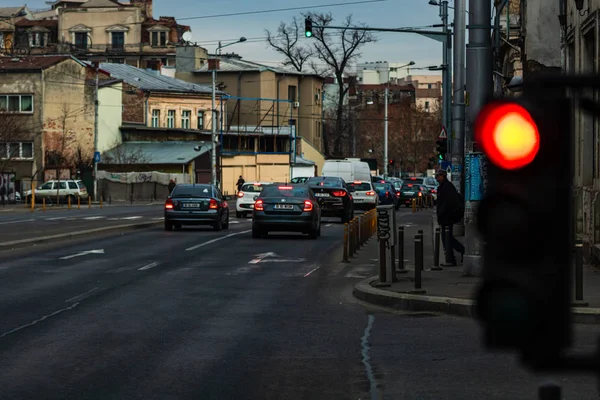 El tráfico de coches en hora punta se detuvo en el semáforo rojo. Contaminación del coche, tr —  Fotos de Stock