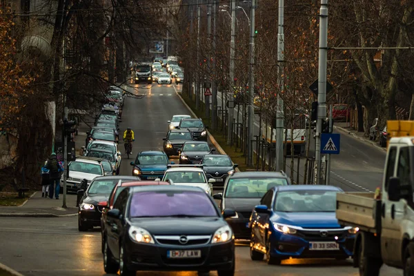 Автомобільний рух у годину пік в центрі міста. Пилок машин — стокове фото