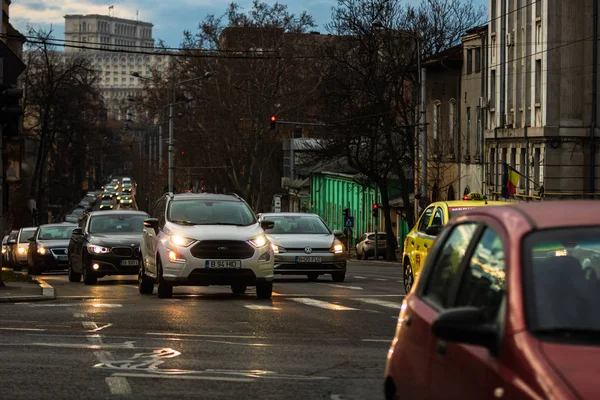 Tráfego de automóveis na hora de ponta no centro da cidade. Carro pollu — Fotografia de Stock