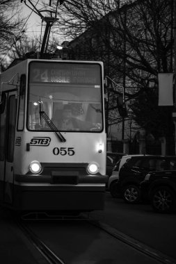 Şehir merkezinde trafik sıkışıktı. Tramvay trafiği. Buch.