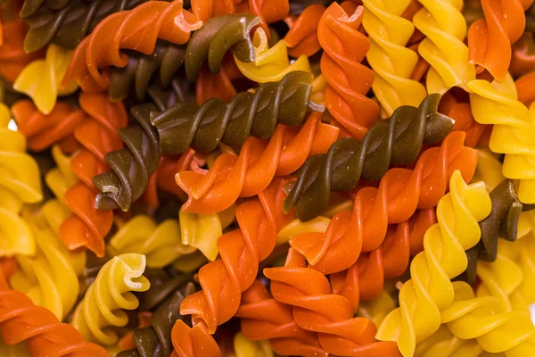 Composition des pâtes crues tricolore fusilli non cuites, torsion des pâtes — Photo