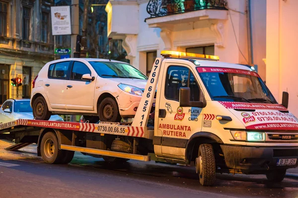 Camión de remolque de ambulancia, camión de remolque de servicio pesado en la carretera por la noche — Foto de Stock