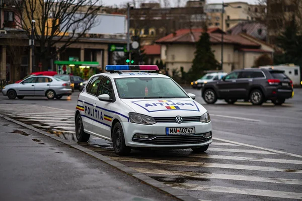 Местная полицейская машина на улицах Бухареста, Румыния, 2020 — стоковое фото