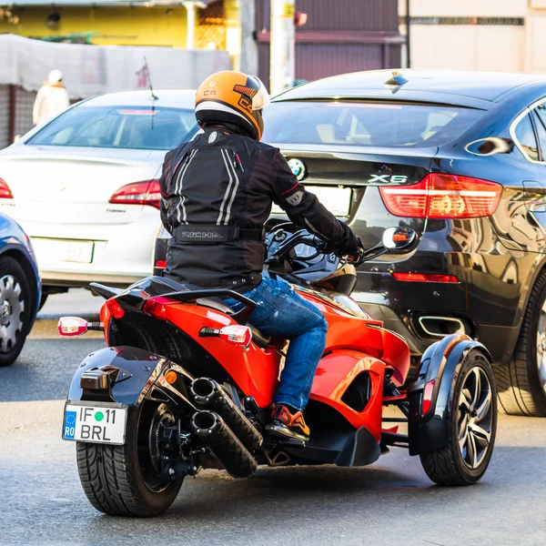 Traffic at rush hour in downtown Bucharest. Can am spyder motorc — ストック写真