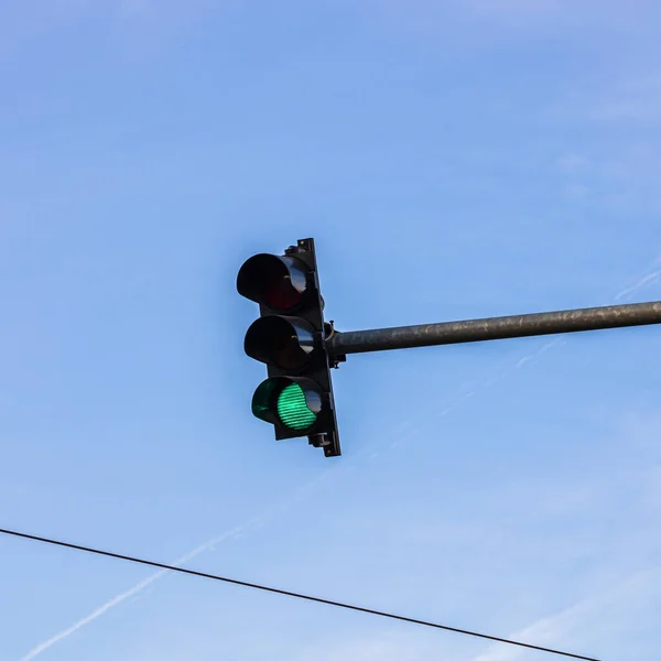 Ampel mit Grünlicht. Ampelsignalsemaphore i — Stockfoto