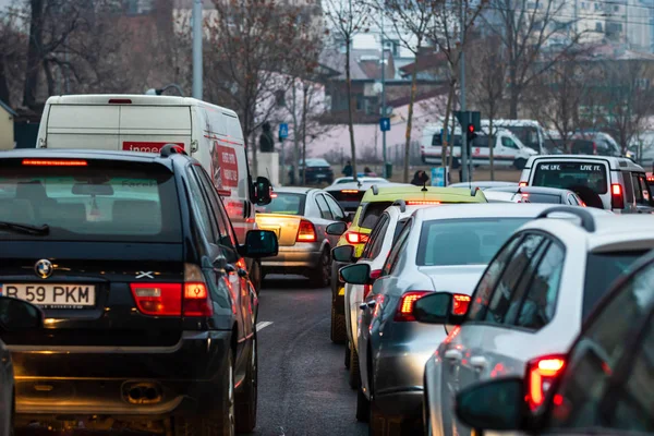 Traffic at rush hour in downtown Bucharest. Junction with stoppe — Stock Photo, Image