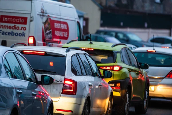 Traffic at rush hour in downtown Bucharest. Junction with stoppe — Stock Photo, Image