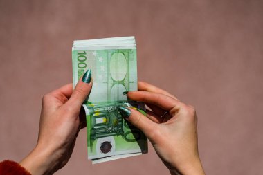 Avro parasını tutmak ve göstermek ya da para vermek. Kablo